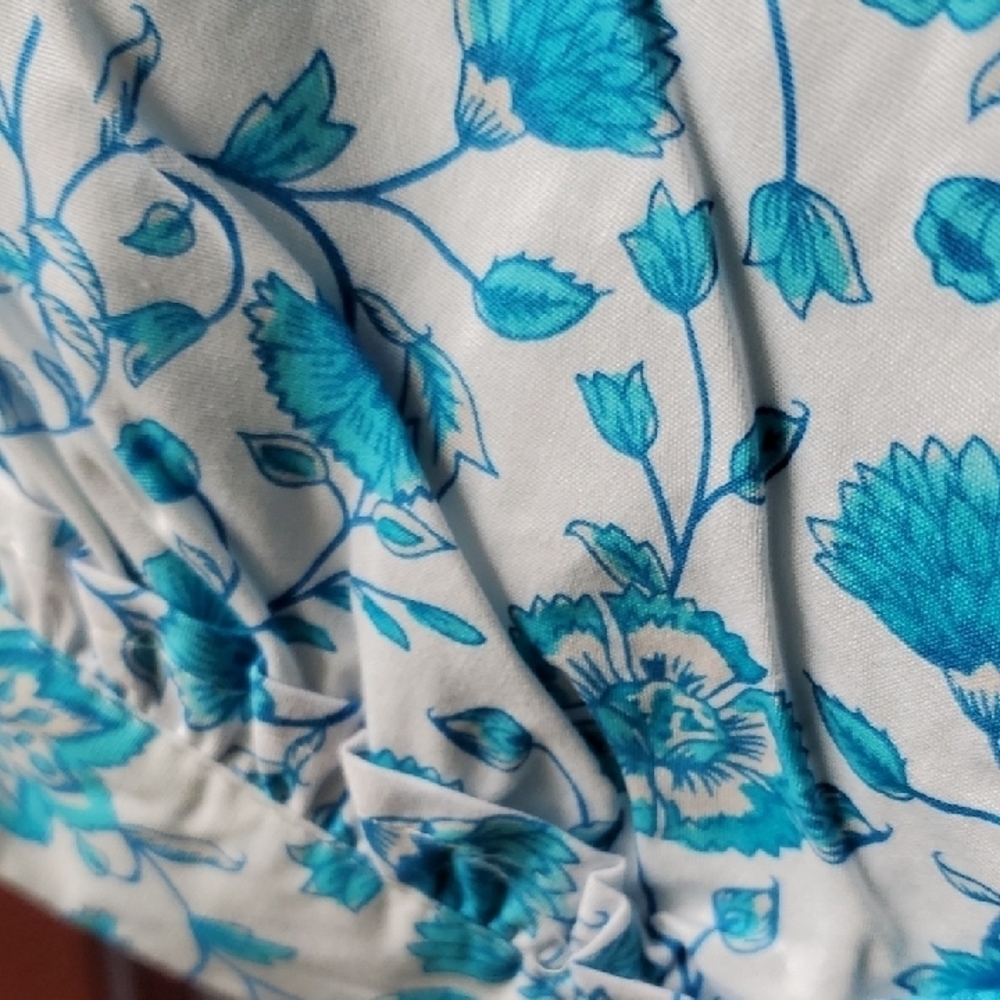 Draper JAMES Floral Blue  and White puff V Neck  Women's Top - Picture 10 of 13